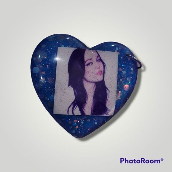 Dove Cameron Blue Glitter Heart Keychain - Picture 9 of 13